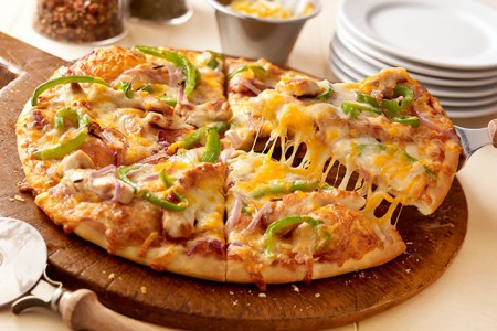 Pizza de pollo con verduras